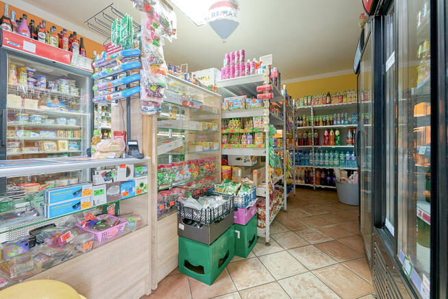 Działający lokal handlowo - usługowy, pow. 79,5 m²