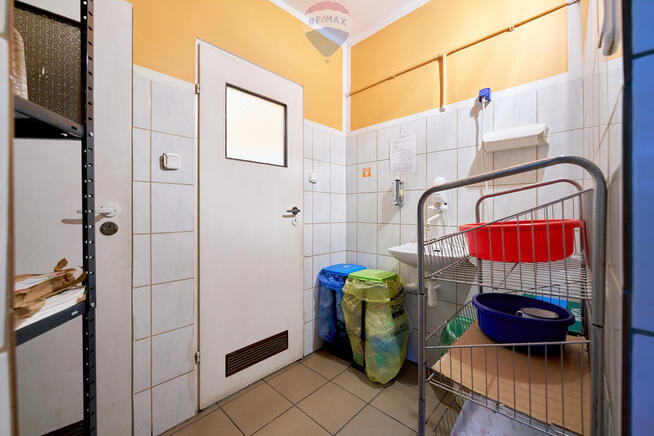 Działający lokal handlowo - usługowy, pow. 79,5 m²