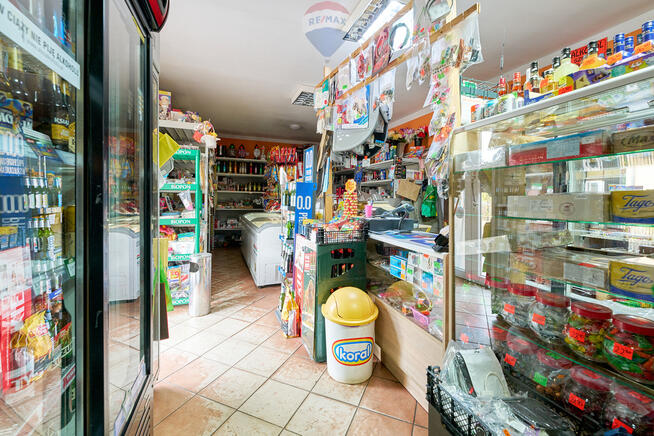 Działający lokal handlowo - usługowy, pow. 79,5 m²