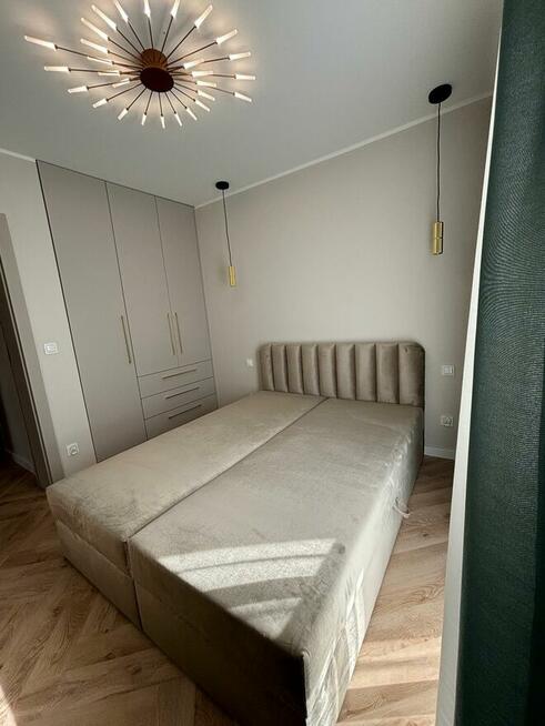 Łóżko z panelowym wezgłowiem z materacem i pojemnikiem