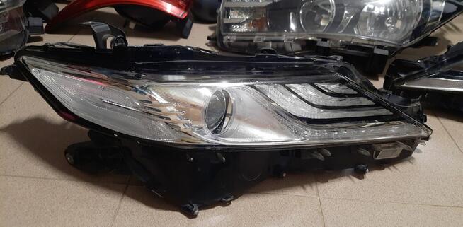 Lampa prawy przod prawa przednia toyota camry 8 VIII 22