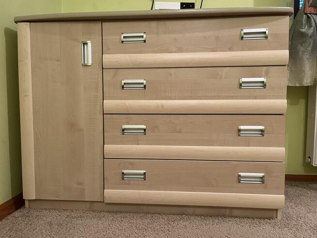 Łóżko z zestawem mebli do sypialni sprzedam