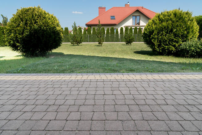 W świetnej lokalizacji, gotowy do zamieszkania