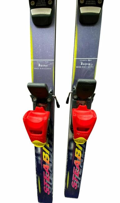 Narty zjazdowe z wiązaniami Tyrolia i kijkami Elan