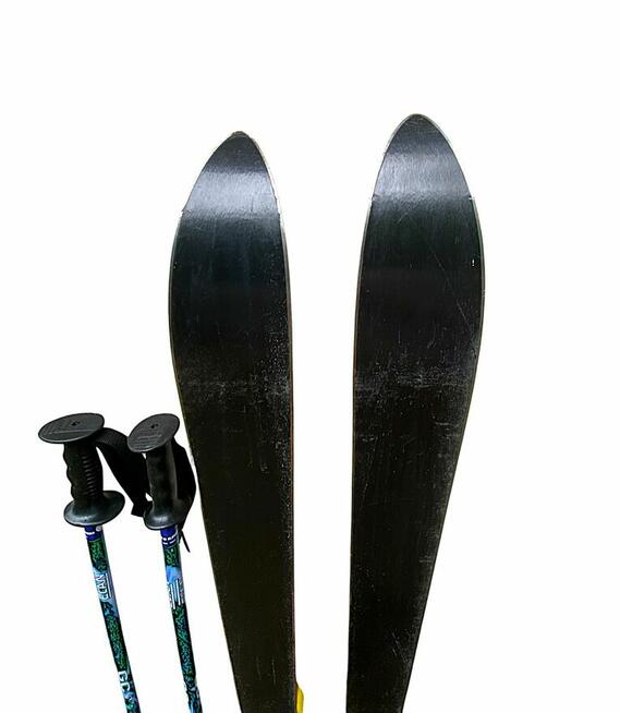 Narty zjazdowe z wiązaniami Tyrolia i kijkami Elan