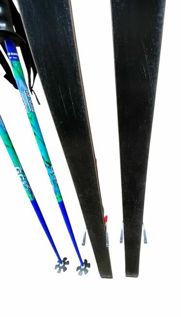 Narty zjazdowe z wiązaniami Tyrolia i kijkami Elan
