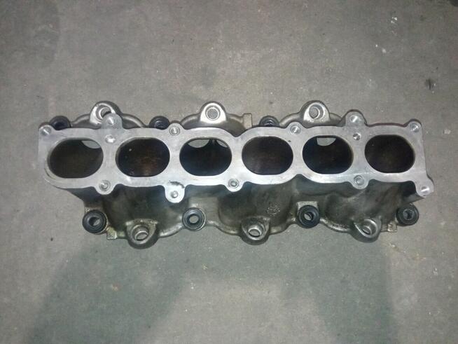 Kolektor ssący głowica Citroen Peugeot 3.0 V6 ES9