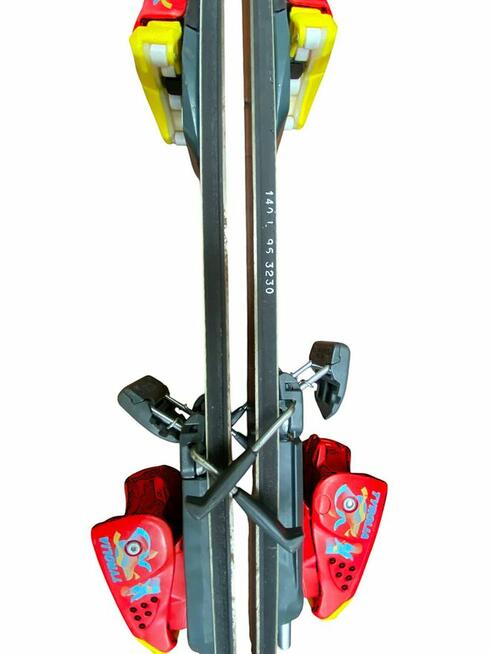 Narty zjazdowe z wiązaniami Tyrolia i kijkami Elan