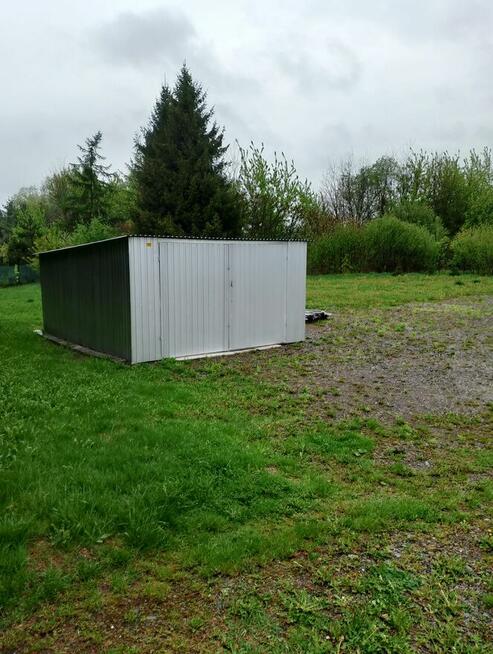 Do wynajecia ogrodzona dzialka 1500 m kw z garazem.