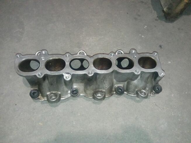 Kolektor ssący głowica Citroen Peugot 3.0 V6 ES9