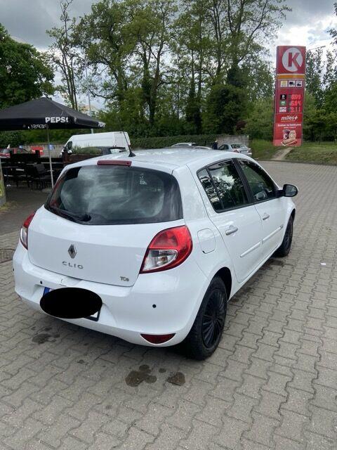 Syndyk sprzeda samochód Renault Clio