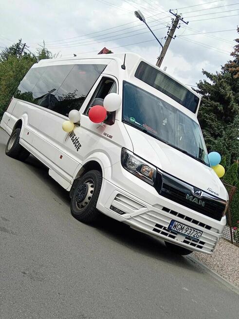 Przewóz osób wycieczki przewozy pracownicze wynajem busów