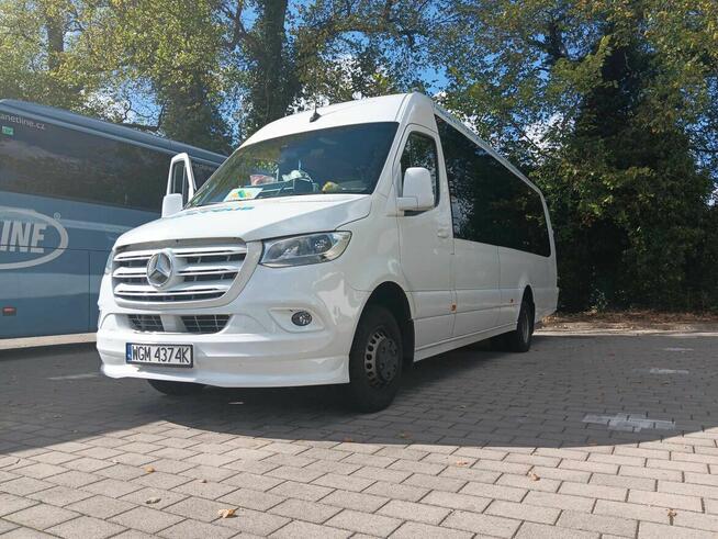 Przewóz osób wycieczki przewozy pracownicze wynajem busów