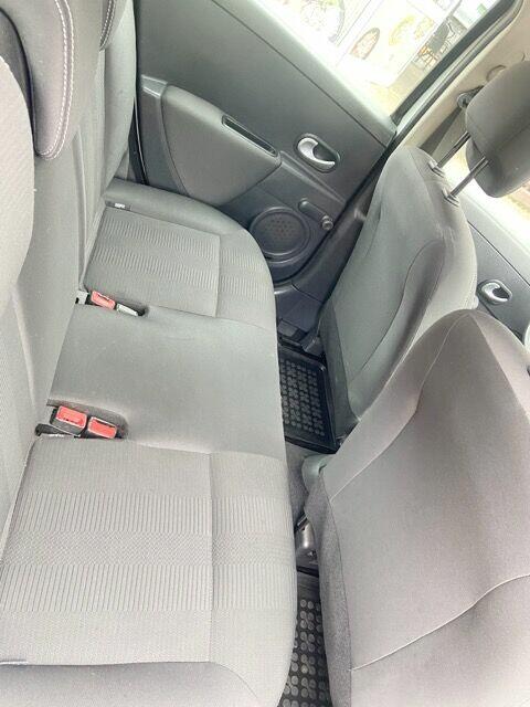 Syndyk sprzeda samochód Renault Clio