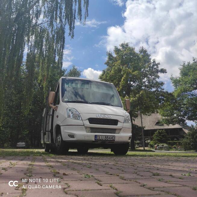 Przewóz osób wycieczki przewozy pracownicze wynajem busów