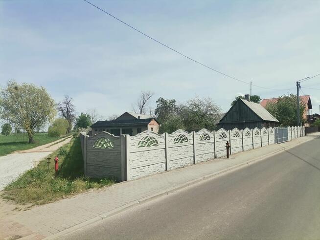 Działka 8,54 ara z drewnianym domem i budynkiem gospodarczym