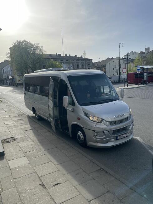 Przewóz osób wycieczki przewozy pracownicze wynajem busów