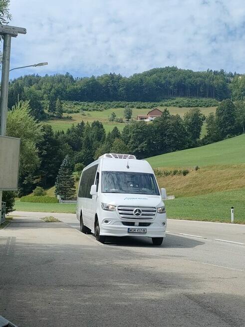 Przewóz osób wycieczki przewozy pracownicze wynajem busów