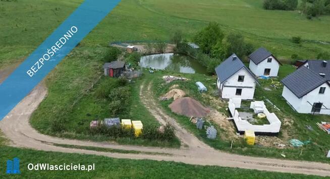 Działka, dwa domy i staw