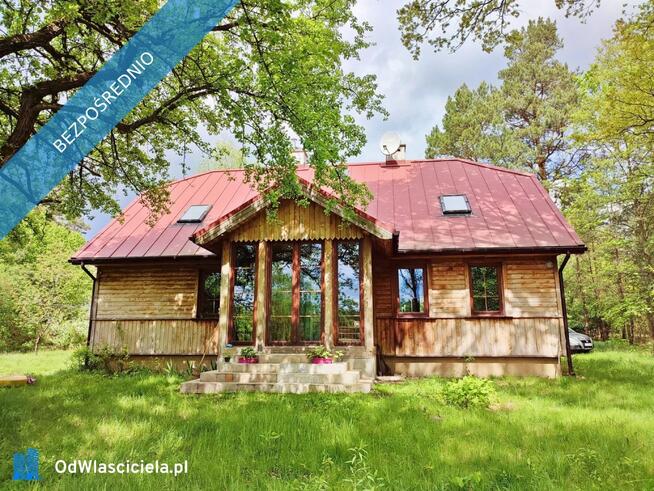 Drewniany dom w małej wiosce w lesie, 35 km od centrum Warszawy