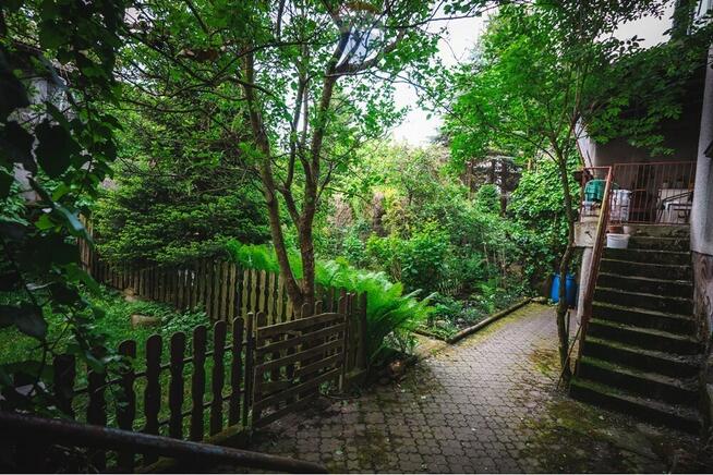 Mieszkanie z ogródkiem i budynkiem gospodarczym