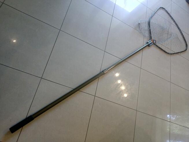 Duży metalowy podbierak z siatką z kevlonu