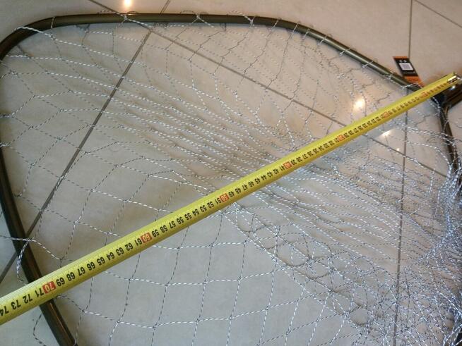 Duży metalowy podbierak z siatką z kevlonu