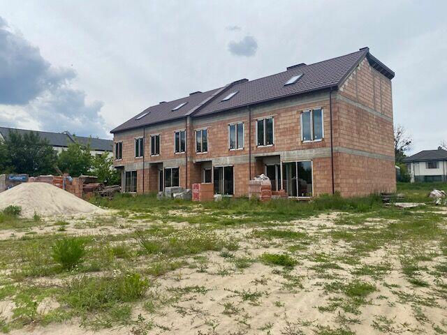 Nowoczesne segmenty z ogródkiem i miejscem postojowym