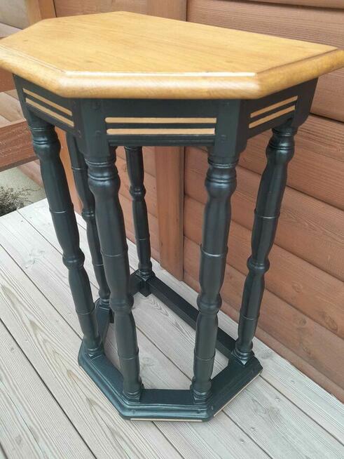 Świeżo odnowiony stolik kawowy konsola