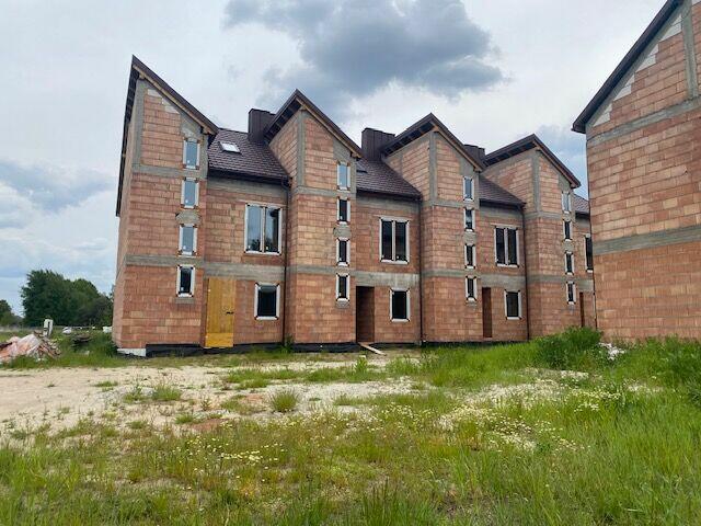 Nowoczesne segmenty z ogródkiem i miejscem postojowym