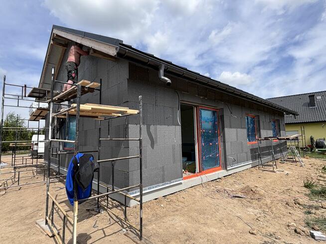 Działka z domem na płycie fundamentowej do wykończenia