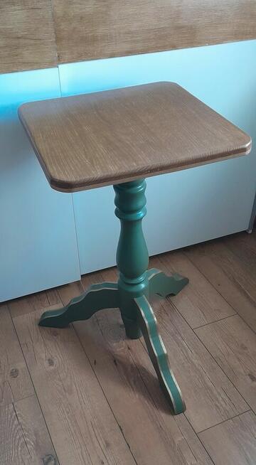 Świeżo odnowiony stolik kawowy konsola