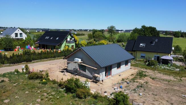 Działka z domem na płycie fundamentowej do wykończenia