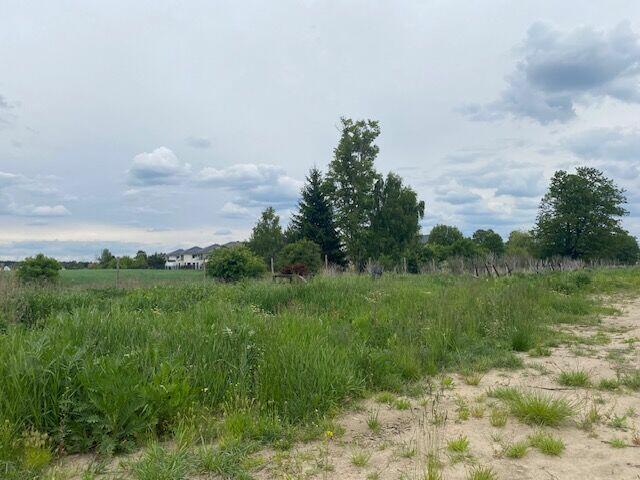 Nowoczesne segmenty z ogródkiem i miejscem postojowym