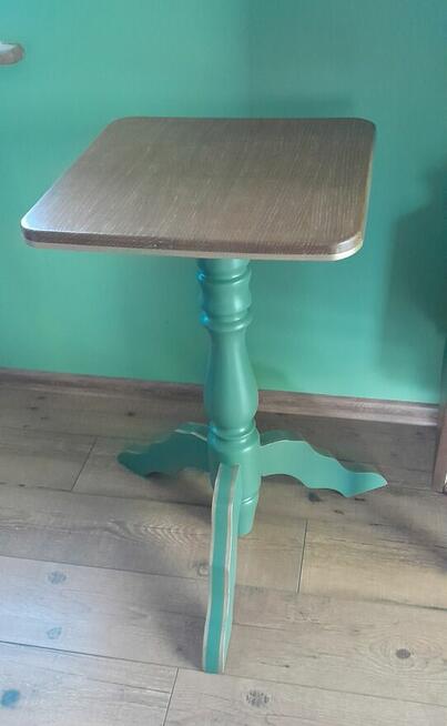 Świeżo odnowiony stolik kawowy konsola