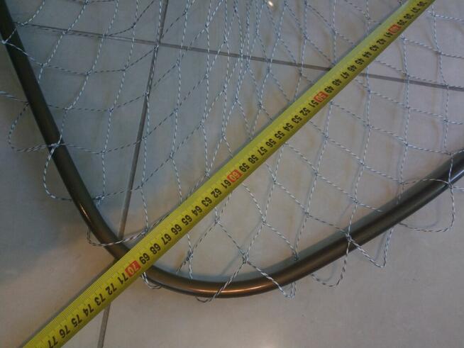 Duży metalowy podbierak z siatką z kevlonu