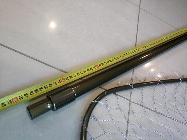 Duży metalowy podbierak z siatką z kevlonu