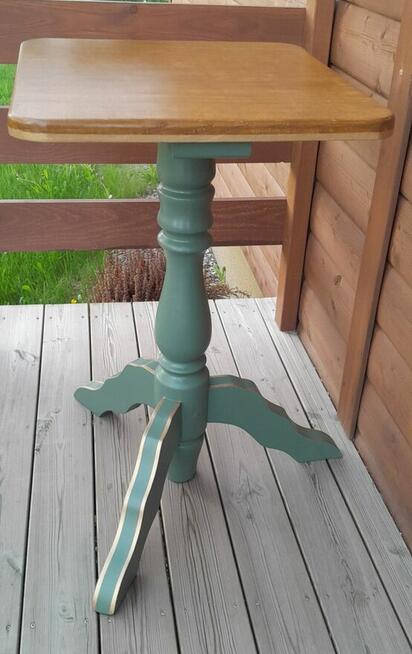 Świeżo odnowiony stolik kawowy konsola