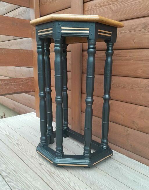 Świeżo odnowiony stolik kawowy konsola