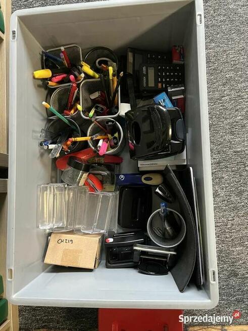 Syndyk sprzeda elementy wyposażenia biurowego