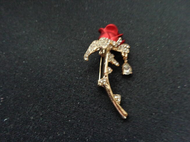 broszka czerwona błyszcząca róża