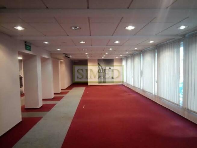 Centrum,8 pokoi ,parter wejście z ulicy,parking .