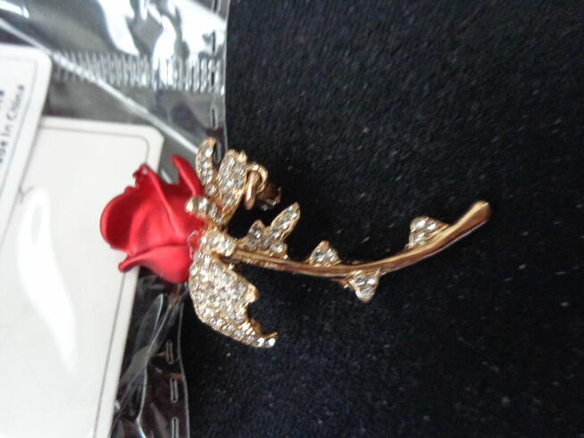 broszka czerwona błyszcząca róża
