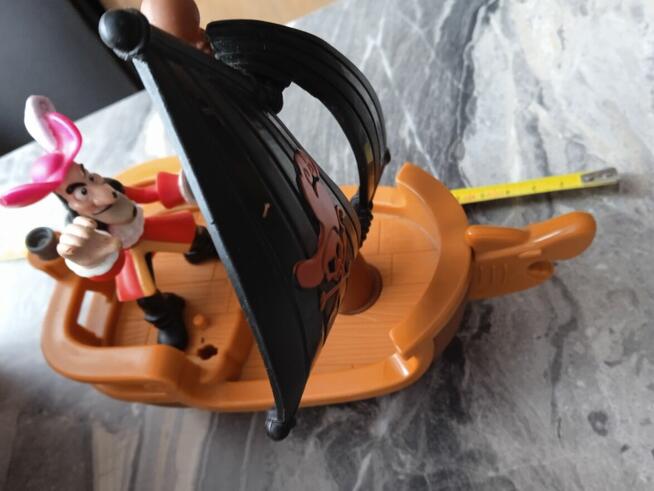 Statek z kapitanem Hakiem