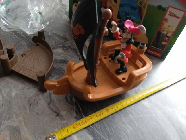 Statek z kapitanem Hakiem