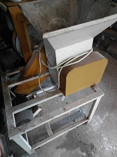 Śrutownik do ziarna , orzechów suchych warzyw