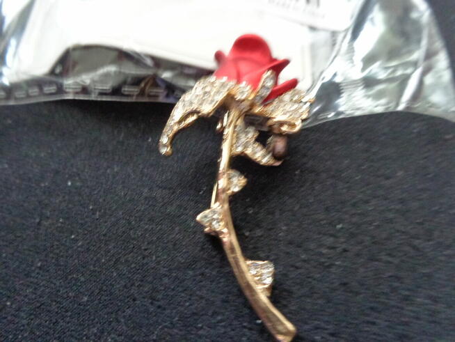 broszka czerwona błyszcząca róża