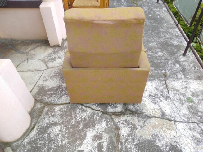 Fotel na kółkach fotele PRL materiałowy wzór żółty złoty mat