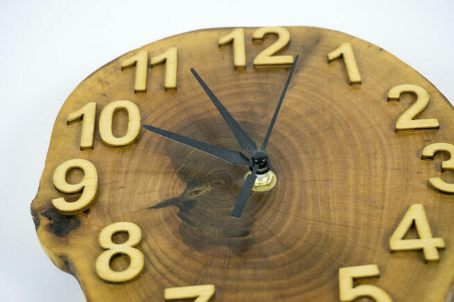 Zegar z plastra orzecha