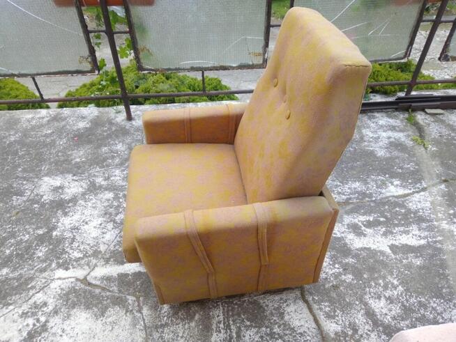 Fotel na kółkach fotele PRL materiałowy wzór żółty złoty mat